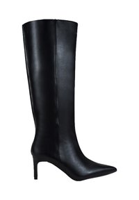 Botas de cuero negras hasta la rodilla con punta afilada y tacón de aguja. Textura suave con detalles de costura mínimos en la costura trasera.