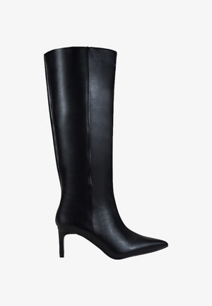 Botas de cuero negras hasta la rodilla con punta afilada y tacón de aguja. Textura suave con detalles de costura mínimos en la costura trasera.