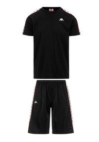 Set sportivo nero composto da una maglietta a maniche corte e pantaloni corti. Accentuato da strisce colorate sulle maniche e sui lati. Logo sul petto e sulla coscia.