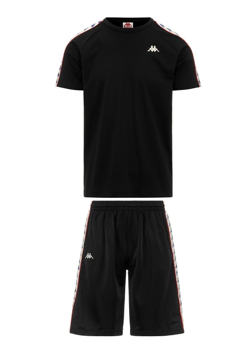 Set sportivo nero composto da una maglietta a maniche corte e pantaloni corti. Accentuato da strisce colorate sulle maniche e sui lati. Logo sul petto e sulla coscia.