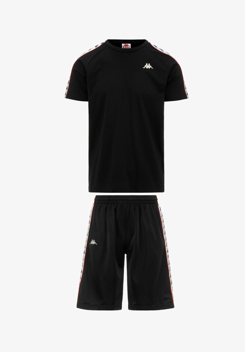 Set sportivo nero composto da una maglietta a maniche corte e pantaloni corti. Accentuato da strisce colorate sulle maniche e sui lati. Logo sul petto e sulla coscia.