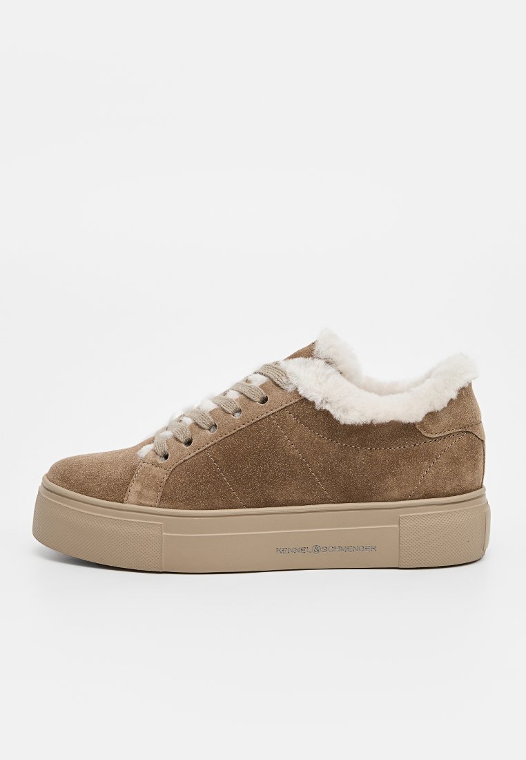 Braune Wildleder-Sneaker mit einem flauschigen weißen Fellkragen, ausgestattet mit einer dicken beigen Gummisohle und flachen Schnürsenkeln. Die Seite hat tonales Stiching.