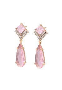 Orecchini a pendente con pietre preziose rosa, caratterizzati da una parte superiore quadrata e una forma a goccia, impreziositi da piccoli strass trasparenti e hardware in tono dorato.
