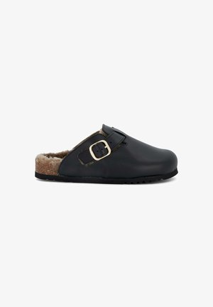 Zueco de cuero negro con un diseño curvado, correa ajustable y suave forro de piel. Presenta una plantilla de corcho y una suela de goma con un agarre texturizado.