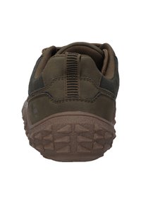 Chaussure de sport marron avec une semelle en caoutchouc texturé, un talon renforcé et une languette de tirage. La tige est composée d'un mélange de maille et de matériau ressemblant à du daim.