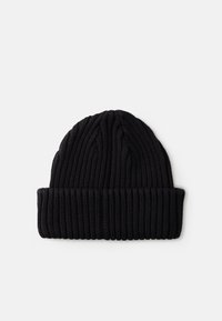 Mustan värvi kudumine beanie, millel on sooniline tekstuur, volditav serv ja vertikaalne soonikute muster. Pehme ja paindlik materjal.