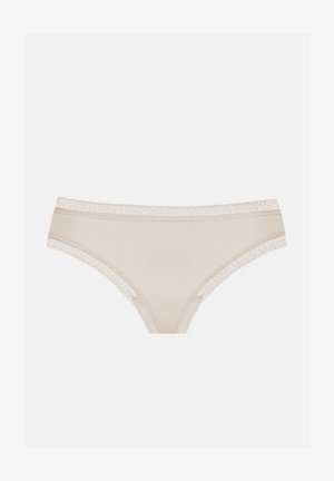 String beige en dentelle avec une texture douce et un design sans couture. Présente des accents délicats en dentelle le long de la ceinture.