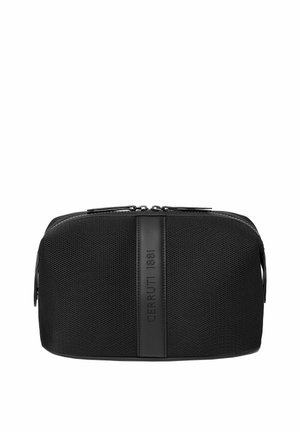 Zwarte, gestructureerde toilettas met twee ritssluitingen en een verticale leren strip aan de voorkant met de opschrift "CERRUTI 1881" geperst.