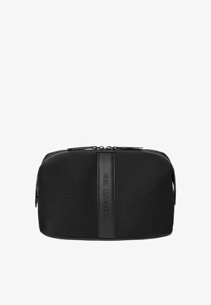 Neceser texturizado negro con dos cremalleras y una tira vertical de cuero con el relieve "CERRUTI 1881" en el frente.