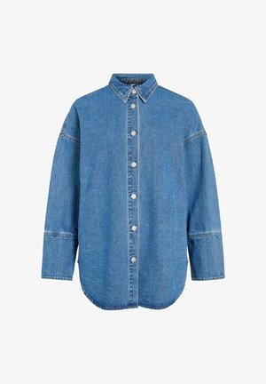 Camicia di jeans azzurro chiaro, con chiusura frontale a bottoni, colletto a punta, maniche lunghe e orlo arrotondato. Cuciture visibili e bottoni argentati.