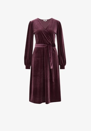 Samt-Wickelkleid in tiefem Burgunderrot mit langen Ärmeln, einem V-Ausschnitt und einem Bindeband in der Taille, das eine fließende A-Linie-Silhouette präsentiert.