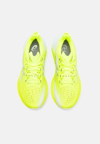 ASICS NOVABLAST 4 - Zapatillas running asfalto - safety yellow/cool grey