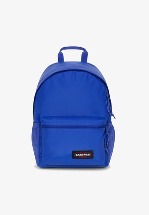 Mochila azul de nylon con diseño redondeado, bolsillo frontal con cremallera, bolsillo lateral de malla y asas de tela. Presenta el logo de Eastpak.