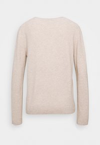 Beżowy sweter z długim rękawem i okrągłym dekoltem, wykonany z fakturowanej dzianiny, z prostym dołem i minimalistycznym designem.