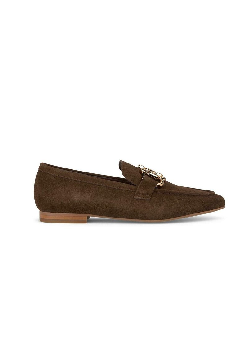 Mocassini in suede marrone con tacco basso, punta affilata e una decorazione a catena sulla parte anteriore. Texture liscia e design minimale.