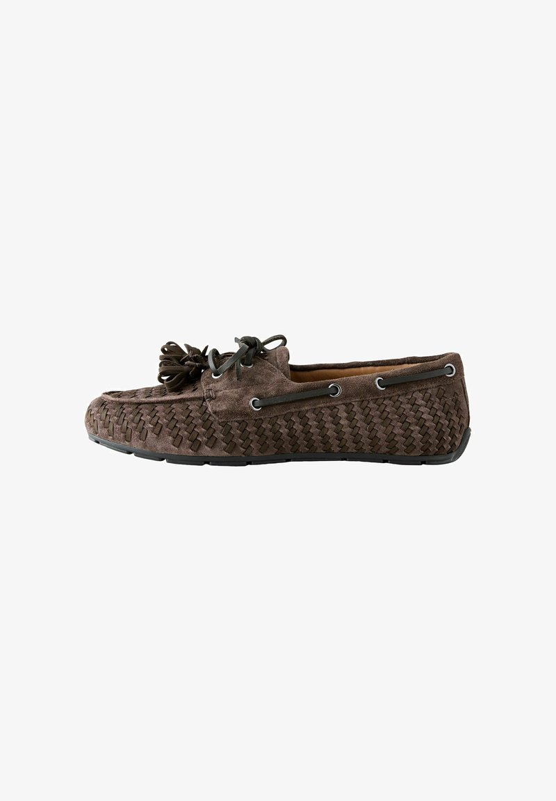 Mocassin pour homme en daim marron avec motif tissé, pampilles et lacets en cuir sur les côtés et à l'avant, vue latérale.