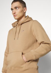 GANT REG SHIELD - Jersey con capucha - warm khaki