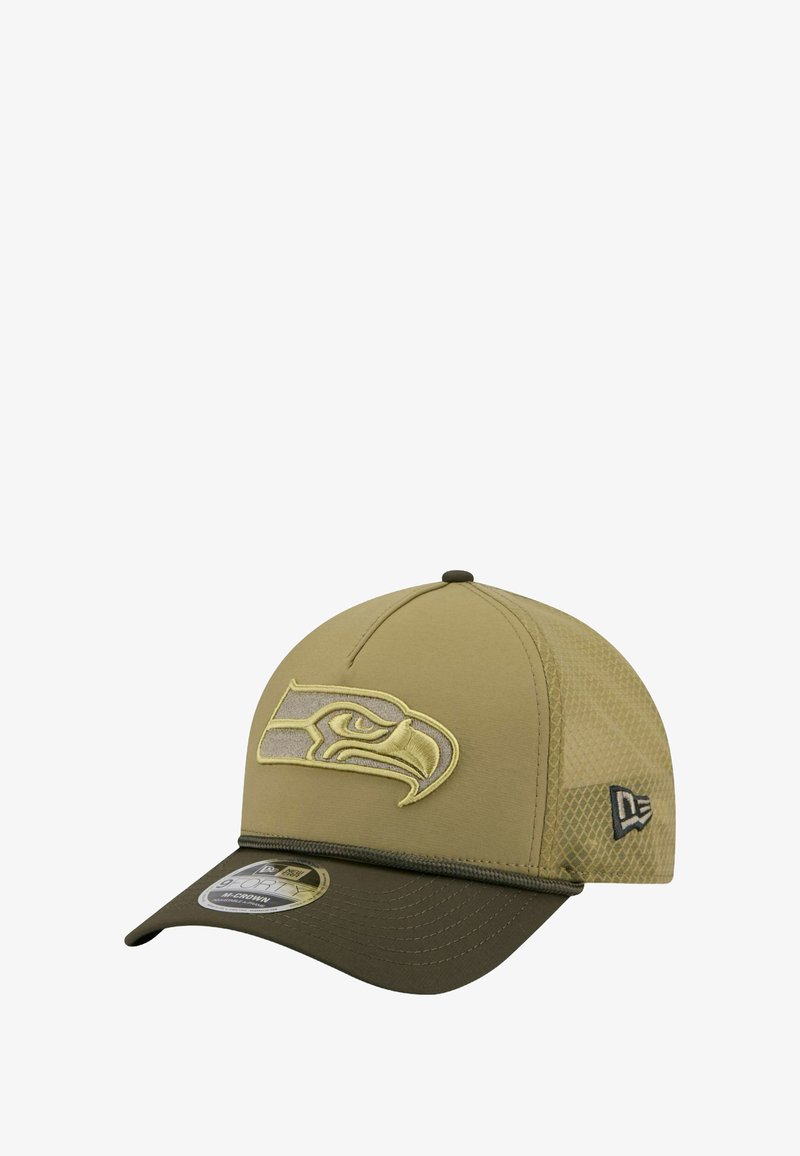 Olivegrüner Hut mit einem großen, in Gelb gestickten Seahawks-Logo. Mesh-Seitenteile und ein gebogener Schirm verbessern die Atmungsaktivität und den Stil.