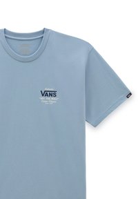 Světle modré bavlněné tričko s krátkým rukávem, kulatým výstřihem a potištěným tmavě modrým logem "VANS" na levé hrudi. Měkká textura.