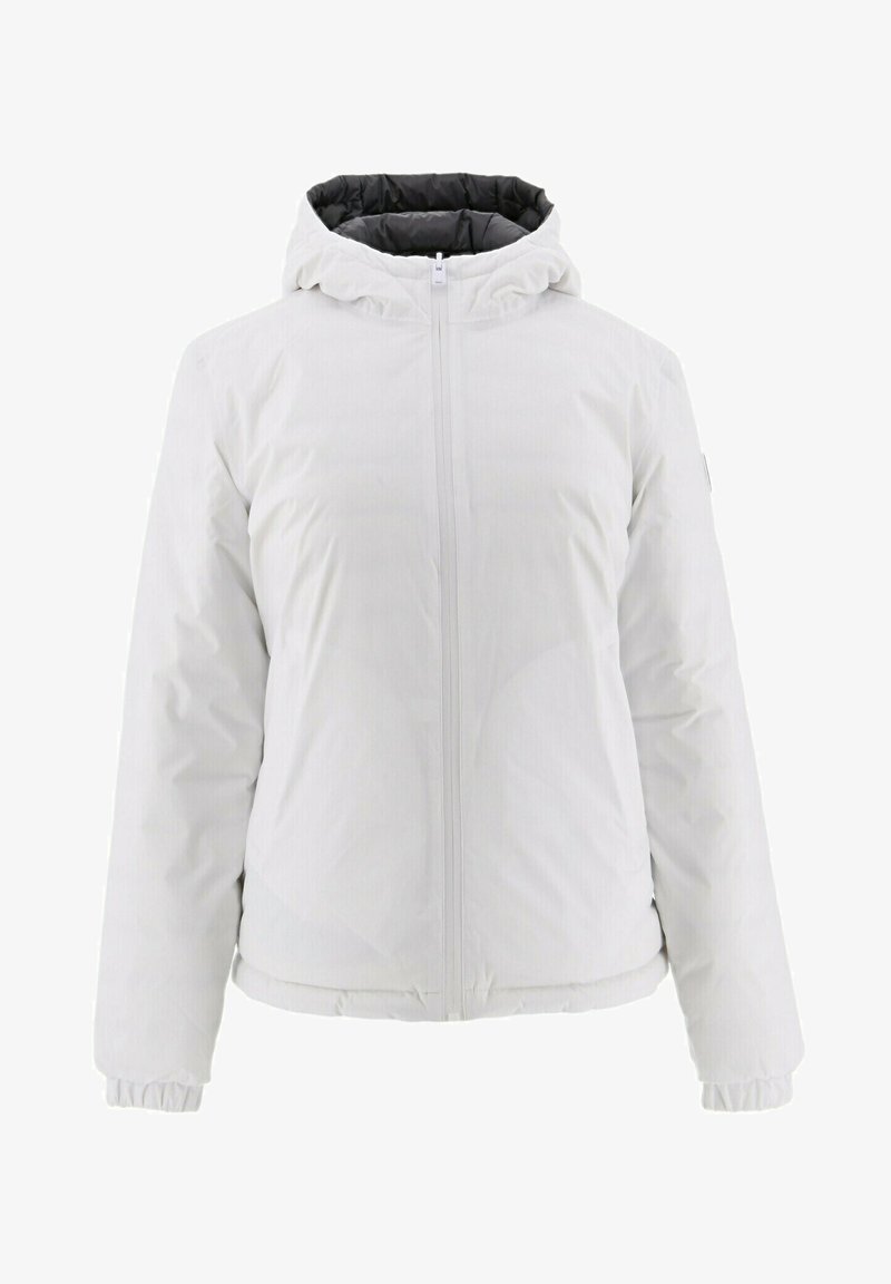 Witte gewatteerde jas met capuchon, voorzien van een ritssluiting aan de voorkant, elastische manchetten en een gladde textuur. De binnenvoering is zwart voor contrast.