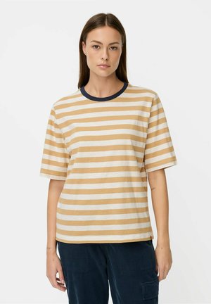 Stribet t-shirt i beige og hvid, med en navy crew neck, korte ærmer og en afslappet pasform. Lavet af blødt bomuldsstof.