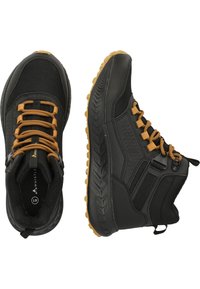 Sneaker alte nere con tomaia texturizzata, lacci arancioni e suola in gomma dotata di un battistrada per una migliore aderenza.