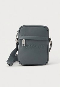 Graue Leder-Umhängetasche mit strukturierter Oberfläche, rechteckiger Form, Frontreißverschlusstasche und geprägt dargestellt mit Logodetail auf der Vorderseite.