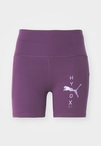 Ljubičaste sportske kratke hlače s visokim pojasom, s reflektirajućim bijelim logotipom i natpisom sa strane. Izrađene su od rastezljivog, glatkog materijala.