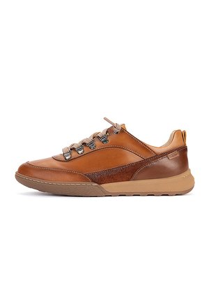 Zapatilla casual de cuero marrón con cordones beige, ojales de metal y suela de goma vista desde el lado exterior sobre fondo blanco.