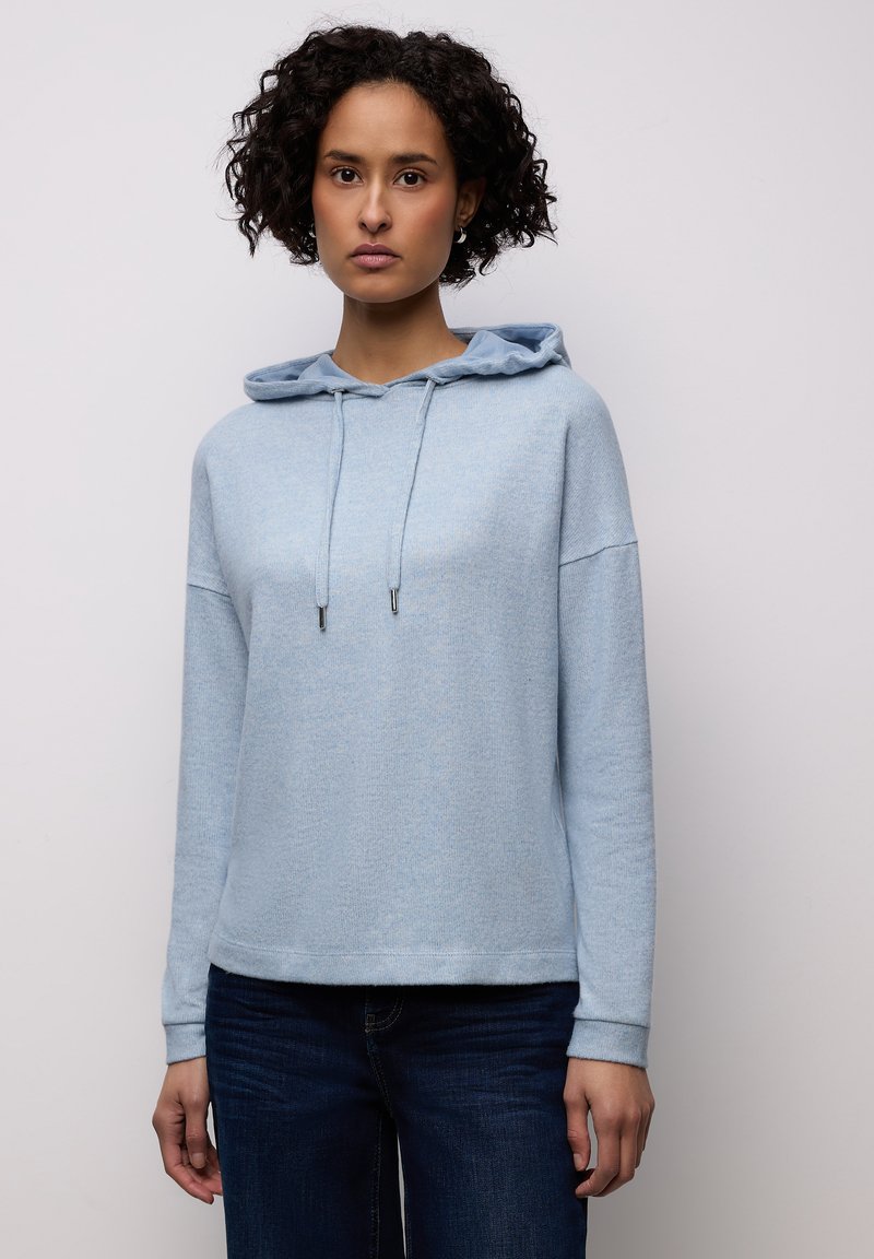 Lysblå hættetrøje lavet af blødt stof, med snøre i hætten, lange ærmer og en afslappet pasform. Ensfarvet design uden ekstra mønstre.