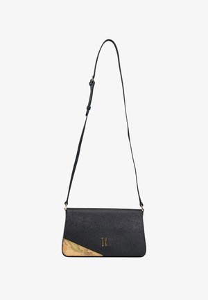 Bolso cruzado de cuero negro con acabados texturizados, herrajes dorados y un acento con patrón de mapa en un lado. Correa ajustable para mayor versatilidad.