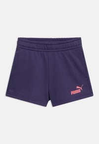 Σκούρα μοβ αθλητικό σορτς Puma με ελαστική μέση και πλαϊνές τσέπες, με ροζ λογότυπο Puma στο αριστερό πόδι.