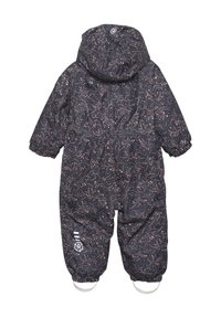 Mörk mönstrad sn overall med ett blommönster i rosa, med elastiska muddar och fothållare. Inkluderar en huva och en logotyp på benet.