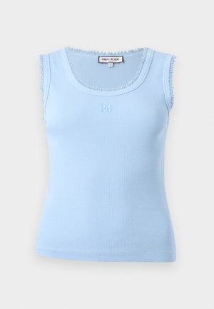 Haut sans manches bleu clair à côtes avec bordure en dentelle aux emmanchures et à l'encolure, petit logo brodé "PJ" centré sous l'encolure.