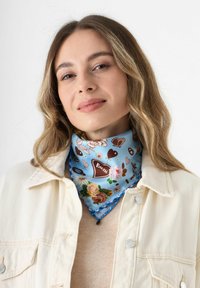 Blauwe zijden sjaal met bloemen- en hartpatronen, afgewerkt met een blauwe rand. Draagt om de nek, over een lichtgekleurde jas.