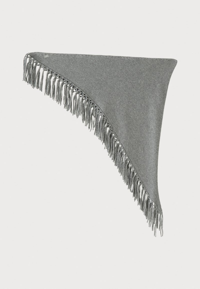 Châle triangulaire gris en tissu doux, présentant des bords frangés sur un côté pour une texture et des détails supplémentaires.