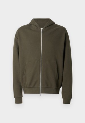 Olijfgroene zip-up hoodie gemaakt van texturale stof, met een capuchon met trekkoord, twee zakken aan de voorkant en geribbelde boorden en zoom.