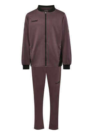 Bordowy dwuczęściowy sportowy dres z czarnym zamkiem błyskawicznym, mankietami, bocznymi panelami i logo "hummel" na kurtce i spodniach.