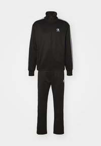 Fato de treino atlético preto feito de tecido suave, apresentando uma jaqueta com fecho de correr e gola alta, e calças ajustadas a condizer com o logótipo.