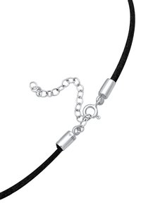 Zwarte leren koordketting met zilveren sluiting en verstelbare ketting. Kenmerkt een glad oppervlak en subtiele textuur in het koord.
