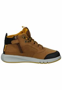 Sneaker mid-top in pelle marrone con accenti neri, fodera gialla, superficie testurizzata, lacci anteriori e zip laterale. Presenta una suola bianca.
