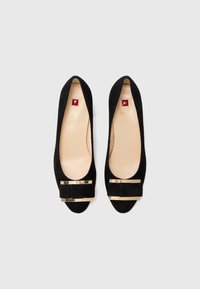 Ballerine in suede nero con punta arrotondata, caratterizzate da un dettaglio a barre in tonalità dorata e un piccolo fiocco sulla parte anteriore.