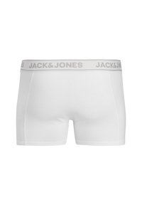 Bijeli bokserice s sivoj elastičnoj manšeti koja sadrži logo "JACK & JONES", izrađene od mekanog, rastezljivog materijala s glatkom teksturom.
