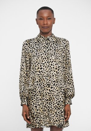 Skjorte-kjole med leopardmønster i lys beige og svart, med knepping, lange ermer og en avslappet passform med en lett utvidelse.