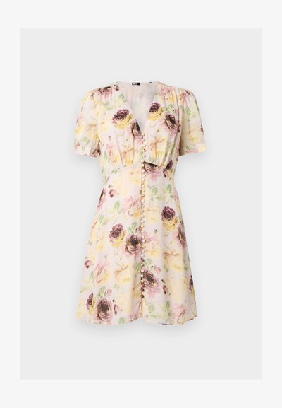 Σύντομο φόρεμα με λουλούδια, V-λαιμόκοψη, φουσκωτά μανίκια και εμπρός κουμπιά με πέρλες, με κίτρινα, ροζ και μωβ ανθισμένα μοτίβα σε ανοιχτό ύφασμα.