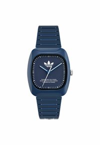 Montre en plastique bleue avec un boîtier carré, un bracelet texturé et un cadran blanc arborant un logo à trois bandes et des index horaires.
