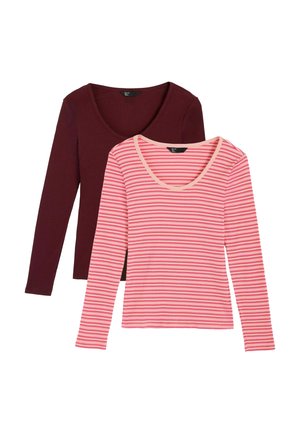 Două bluze cu mâneci lungi și texture rib, una în culoare bordeaux închis uni și una roz cu dungi orizontale roșii și roz, ambele cu decolteu rotund.