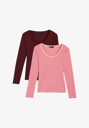 Dve dlhé rukávové rebrované tričká, jedno v tmavobordovej farbe a jedno ružové s červenými a ružovými horizontálnymi pruhmi, obidve s výstrihmi do lodičky.