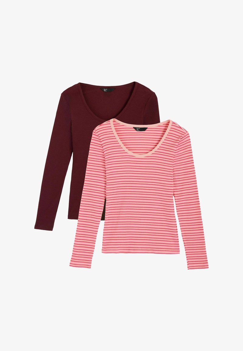 Dwa długie rękawy prążkowanych bluzek, jedna w jednolitym ciemnym bordowym kolorze, druga różowa z czerwonymi i różowymi poziomymi paskami, obie z dekoltem w kształcie litery U.