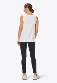 Rich & Royal NACHHALTIGE BLACK SATIN JEANS - Aptempti džinsai - denim black
